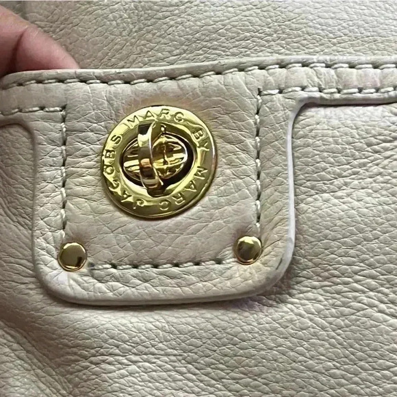 MARC  JACOBS CREAM OFF WHITE PEBBLE LEATHER SHOULDER GOLD HARDWARE BAG - Picture 5 of 15